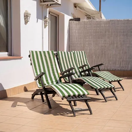 Sun-drenched, Sea-view With Giant Patio! דירה *