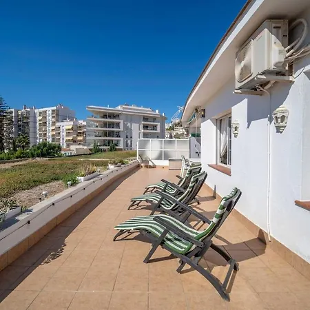 Appartamento Sun-drenched, Sea-view With Giant Patio!