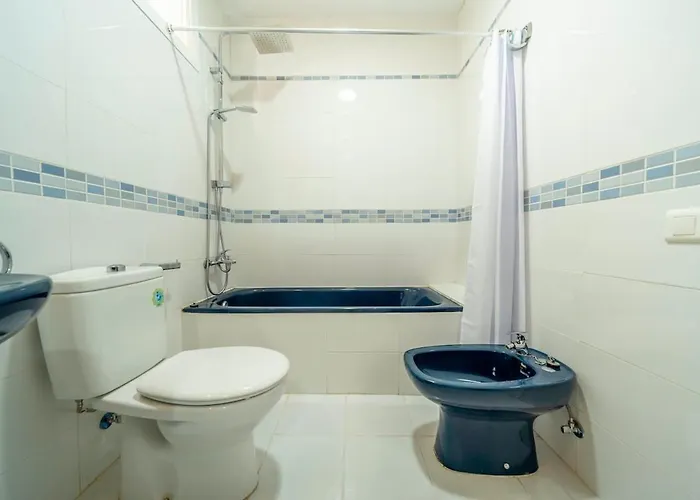 Appartamento Sun-drenched, Sea-view With Giant Patio!