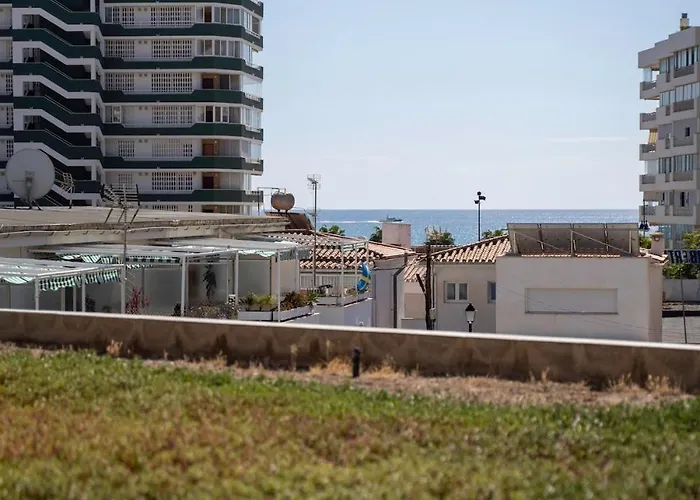 Appartamento Sun-drenched, Sea-view With Giant Patio!